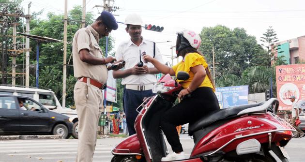 Traffic police persons realising fine under imposition of new amendment in motor vehicle act 2019 to a traffic rule violator at Karamtoli chowk in Ranchi, India, on Friday, September 6, 2019. Image for representation purpose.(Diwakar Prasad/ Hindustan Times)