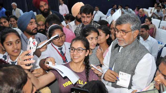 Nobel Laureate Kailash Satyarthi interacting with students at ‘Nobel Prizes Series 2019’ at National Agri Food Biotechnology Institute, Sector 81 in Mohali on Wednesday.(Ravi Kumar/HT)