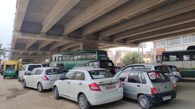 An NHAI official said only 65% of the flyover work had been completed so far, though they were hoping to complete the project within the March 2020 deadline. (HT Photo) An NHAI official said only 65% of the flyover work had been completed so far, though they were hoping to complete the project within the March 2020 deadline. (HT Photo)
