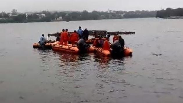 A boat, carrying 16 people, that set out for immersion of Ganesh idol capsized in lower lake in Bhopal. Search operation is underway.(HT Photo/Video grab)