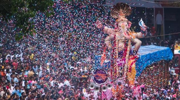 The officials take reading every ten minutes while continuously recording the sound, then an average is derived after compiling the readings. (In pic) Devotees throng the immersion procession of Tulshibaug Ganpati Mndal in large numbers at Alka Talkies chowk on Thursday.(MILIND SAHUKAR/HT PHOTO)