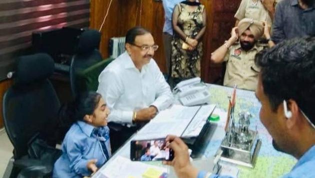At an anti-drug seminar, Anmol told Gaind that she wants to become an IAS officer one day. (HT Photo) At an anti-drug seminar, Anmol told Gaind that she wants to become an IAS officer one day. (HT Photo)