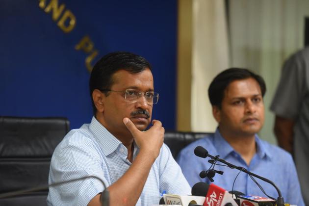 Delhi Chief Minister Arvind Kejriwal announced return of Odd-Even vehicle scheme during a press meet on Friday(HT Photo)