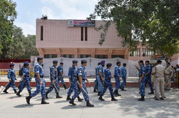 Heavy security was deployed during the counting of ballots for DUSU elections at Police Lines, Kingsway Camp in New Delhi(HT Photo)