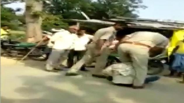A 25 year old mn was beaten by two policemen in Uttar Pradesh’s Siddharthnagar.(Source/ Video grab)