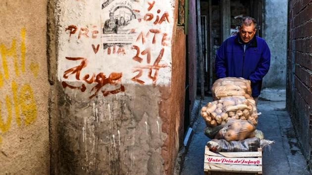 A man brings food ingredients to Aiva’s soup kitchen. Likewise, Macri -- forced to seek a $57 billion bailout from the IMF last year -- has failed to tame inflation, now running at over 50%, and his government has recognized that the country’s 10% unemployment rate will worsen. Trade unions and social organizations, as well as the Catholic Church and opposition parties, have demanded the government declare a “food emergency.” (Ronaldo Schemidt / AFP)