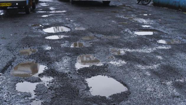 After the Nationalist Congress Party (NCP), the Maharashtra Navnirman Sena (MNS) and Samajwadi Party, too, have started online campaigns against potholes in the city.(Pramod Thakur/HT Photo)