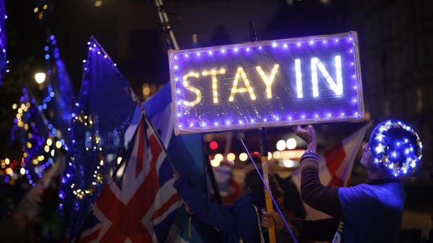 Anti-Brexit protesters with signs and EU flags lit up with fairy lights demonstrate outside the Houses of Parliament in London, England as MPs debate. (Tolga Akmen / AFP) Anti-Brexit protesters with signs and EU flags lit up with fairy lights demonstrate outside the Houses of Parliament in London, England as MPs debate. (Tolga Akmen / AFP)