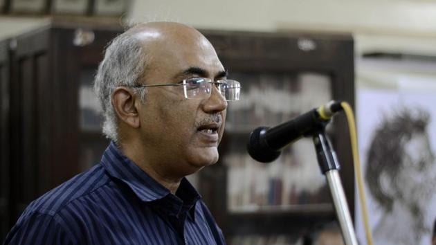 Milind Bokil shared his thoughts with the students of Bhave School on the 125th Birth anniversary of Vinoba Bhave on Wednesday, September 11. (Ravindra Joshi/HT PHOTO) Milind Bokil shared his thoughts with the students of Bhave School on the 125th Birth anniversary of Vinoba Bhave on Wednesday, September 11. (Ravindra Joshi/HT PHOTO)