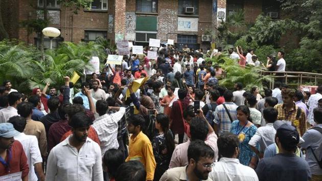 Both the Akhil Bhartiya Vidyarthi Parishad (ABVP) and the National Students Union of India (NSUI) claim to have drawn votes for their candidates. The left-supported AISA is also hoping to win at least one DUSU post (Biplov Bhuyan/HT file) Both the Akhil Bhartiya Vidyarthi Parishad (ABVP) and the National Students Union of India (NSUI) claim to have drawn votes for their candidates. The left-supported AISA is also hoping to win at least one DUSU post (Biplov Bhuyan/HT file)