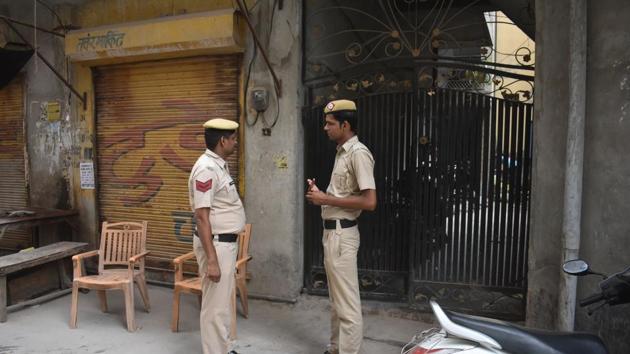 Police personnel investigate the crime scene where a husband and wife were stabbed to death, at Dundahera village, in Gurugram, on Thursday, September 12, 2019. (Yogesh Kumar / HT Photo) Police personnel investigate the crime scene where a husband and wife were stabbed to death, at Dundahera village, in Gurugram, on Thursday, September 12, 2019. (Yogesh Kumar / HT Photo)