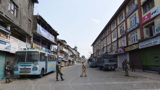 Security personnel and police at a barricade in Srinagar, Jammu and Kashmir. (Photo by Waseem Andrabi / Hindustan Times) Security personnel and police at a barricade in Srinagar, Jammu and Kashmir. (Photo by Waseem Andrabi / Hindustan Times)