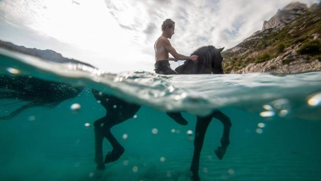 French artist Manolo trains his horse Indra to swim in the “Calanque of Sormiou” in Marseille, France. (Christophe Simon / AFP) French artist Manolo trains his horse Indra to swim in the “Calanque of Sormiou” in Marseille, France. (Christophe Simon / AFP)