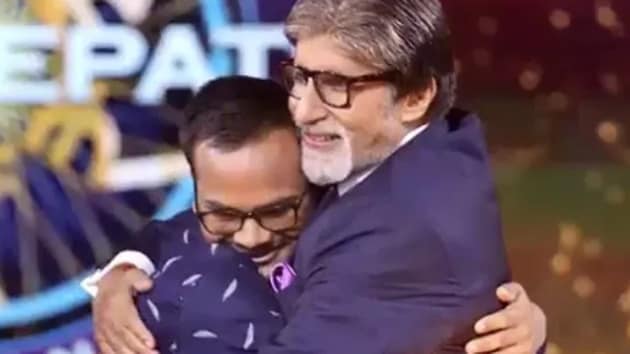 Sanoj Raj hugs Amitabh Bachchan after winning <span class='webrupee'>₹</span>1 crore in Kaun Banega Crorepati.