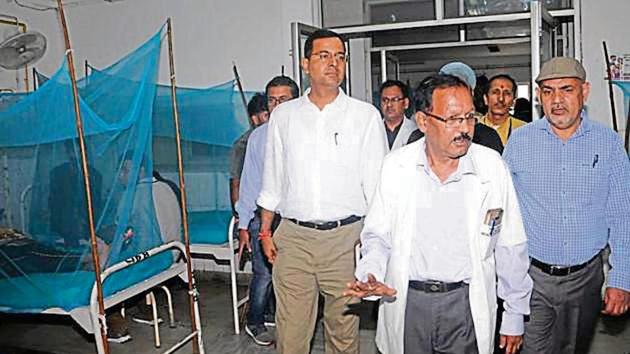Doctors inspect a dengue ward at the Government Doon Medical College. (HT Photo) Doctors inspect a dengue ward at the Government Doon Medical College. (HT Photo)