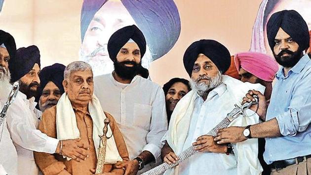 Shiromani Akali Dal president Sukhbir Singh Badal with others at a rally at Chappar Mela, Jagraon, Punjab, Septemer 13, 2019.(HT Photo)