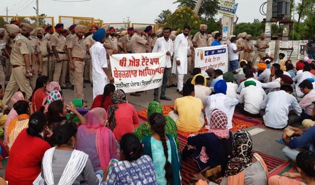 Police try to keep the protesting members of the Unemployed BEd Teachers’ Union away from Punjab education minister Vijay Inder Singla’s residence in Sangrur on Sunday.(HT Photo)