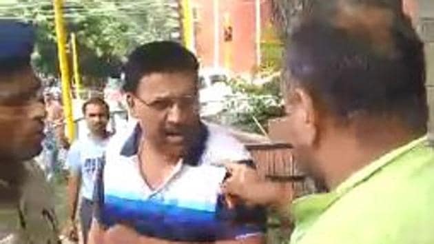 DSP (traffic) SPS Sondhi, who was in his civvies, in a heated exchange with Shivnath (whose back is towards the camera).