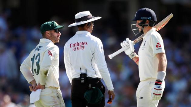 Australia's Matthew Wade and England's Joe Root speak to umpire Kumar Dharmasena(Action Images via Reuters)