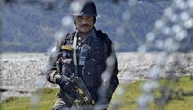 Pakistani troops on Saturday pounded Indian posts and villages in three sectors along the Line of Control in Poonch district with heavy mortar fire, prompting Indian soldiers to retaliate in equal measure. (Hindustan Times) Pakistani troops on Saturday pounded Indian posts and villages in three sectors along the Line of Control in Poonch district with heavy mortar fire, prompting Indian soldiers to retaliate in equal measure. (Hindustan Times)