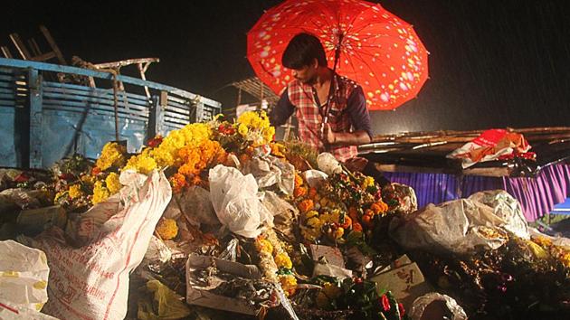 Nirmalya at Kolshet creek thane, Students and residents joined hands in helping collect nirmalya post ganpati celebration in Thane. The collected nirmalya will be reused, in Thane, Maharashtra. (Praful Gangurde / HT Photo)