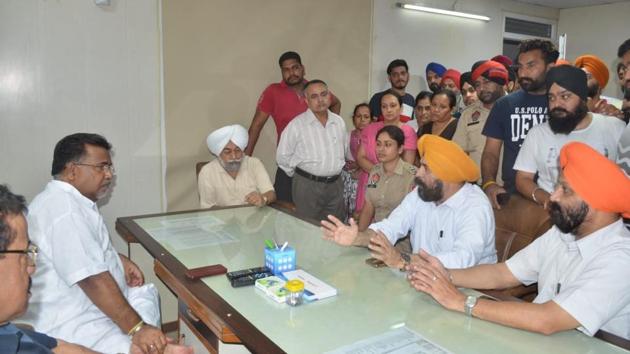 The relatives of Arvinderjit Kaur (right) questioning the management of Raghunath Hospital after her death in Ludhiana on Sunday. (HT PHOTO) The relatives of Arvinderjit Kaur (right) questioning the management of Raghunath Hospital after her death in Ludhiana on Sunday. (HT PHOTO)