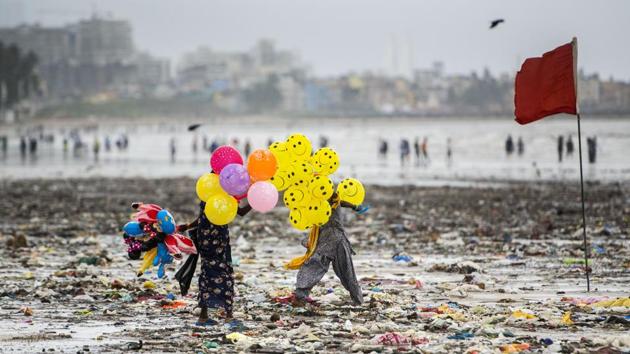 Two girls sell balloons at Juhu Beach in Mumbai, Maharashtra. (Satyabrata Tripathy / HT Photo)