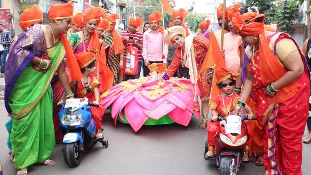 Twins, Riddhi and Siddhi taking their eco-friendly idol on their battery-operated toy bikes on Thursday, September 12.(HT,PHOTO)