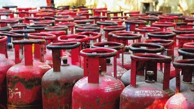 The study on fuel-usage pattern has shown that 19 out of every 20 slum settlements in Mumbai prefer liquefied petroleum gas (LPG) for cooking. (HT FILE) The study on fuel-usage pattern has shown that 19 out of every 20 slum settlements in Mumbai prefer liquefied petroleum gas (LPG) for cooking. (HT FILE)