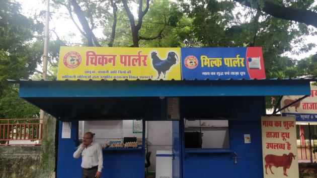 A chicken and milk kiosk in Madhya Pradesh. (HT Photo) A chicken and milk kiosk in Madhya Pradesh. (HT Photo)