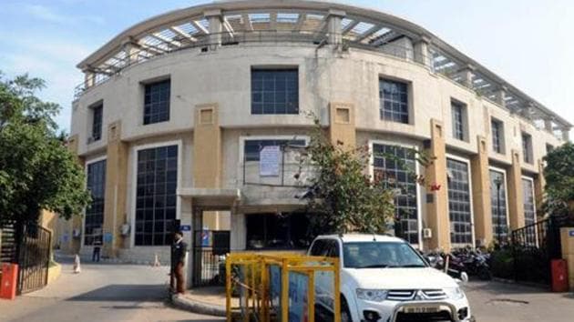 Lokayukta has expressed its dissatisfaction on the decision of the Urban Local Bodies (ULB) department for reinstating six executive engineers of the Municipal Corporation of Gurugram (MCG) in July 2016, barely two weeks after they were suspended by the state government.(HT FILE)