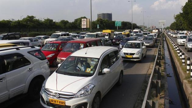 About 4.47 lakh vehicles enter Gurugram from 11 border points on every weekday with more than half of them using the expressway at two toll plazas at Sirhaul and Kherki Daula(Yogendra Kumar/HT PHOTO)