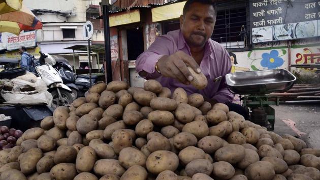 The prices of potatoes increased from Rs 80 to Rs 100 per 10kg last week to Rs100-160 per 10kg this week. (Ravindra Joshi/HT PHOTO) The prices of potatoes increased from Rs 80 to Rs 100 per 10kg last week to Rs100-160 per 10kg this week. (Ravindra Joshi/HT PHOTO)