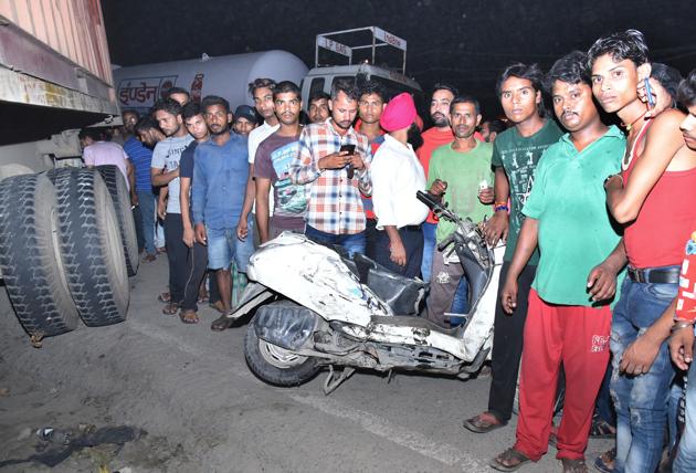 Locals gathered at the spot where the man and his daughter were crushed under a truck at Kailash Chowk on Sunday night.(Gurpreet Singh/HT)