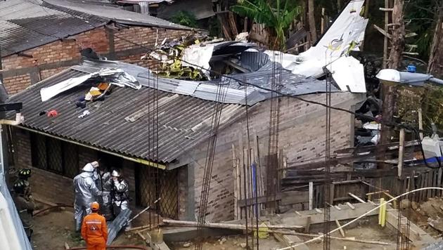 Rescue crews work in the wreckage from a plane that crashed into a house in Popayan, Colombia September 15, 2019.(REUTERS) Rescue crews work in the wreckage from a plane that crashed into a house in Popayan, Colombia September 15, 2019.(REUTERS)