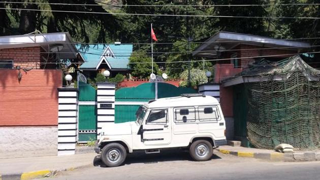 A police vehicle blocks the gate of member parliment Farooq Abdullah’s residence in Srinagar,16 September 2019.(Photo by Waseem Andrabi/ Hindustan Times)