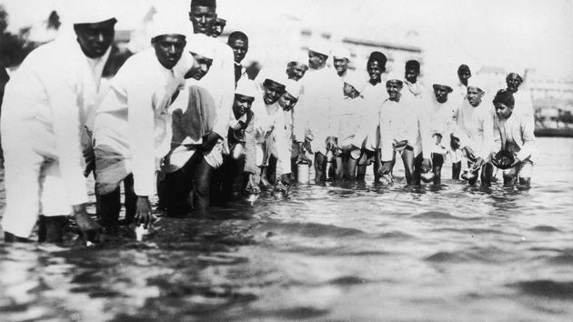 Supporters of Mahatma Gandhi break salt laws by filling containers with sea water in Bombay (now Mumbai), India in 1930.  (National Gandhi Museum) 