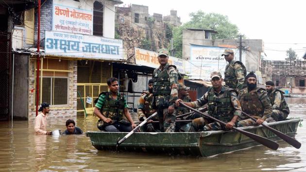 Kota: Army personnel carry out rescue operation in a flood affected area in Kota, Rajasthan.(PTI)