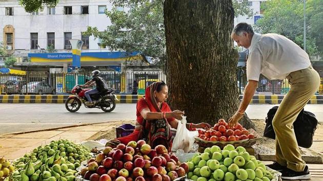 Bhumani has been selling fruits from a CP pavement for than three decades. (HT Photo) Bhumani has been selling fruits from a CP pavement for than three decades. (HT Photo)