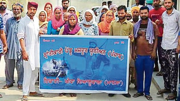 People of the Dalit community outside the Bhiki police station where they filed a complaint against the boycott by upper caste families.(HT Photo) People of the Dalit community outside the Bhiki police station where they filed a complaint against the boycott by upper caste families.(HT Photo)