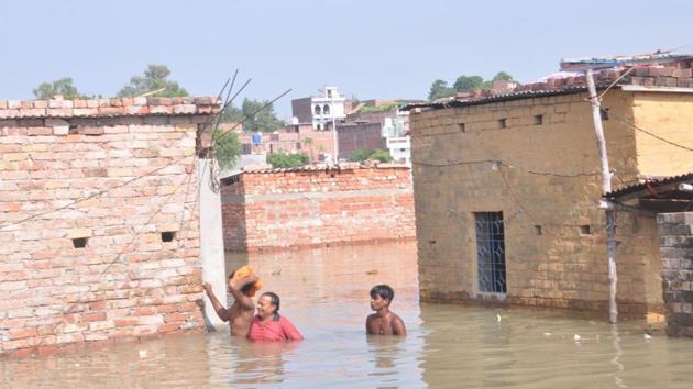 Ganga water has entered the Maruti Nagar and Patel Nagar areas of Varanasi, Uttar Pradesh.(HT Photo)