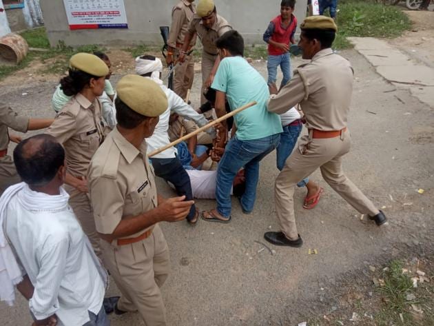 Police lathi-charged students of ‘Ashram Paddatti Vidyalaya’ in Shahabad, Hardoi, on Tuesday. (Image sourced) Police lathi-charged students of ‘Ashram Paddatti Vidyalaya’ in Shahabad, Hardoi, on Tuesday. (Image sourced)