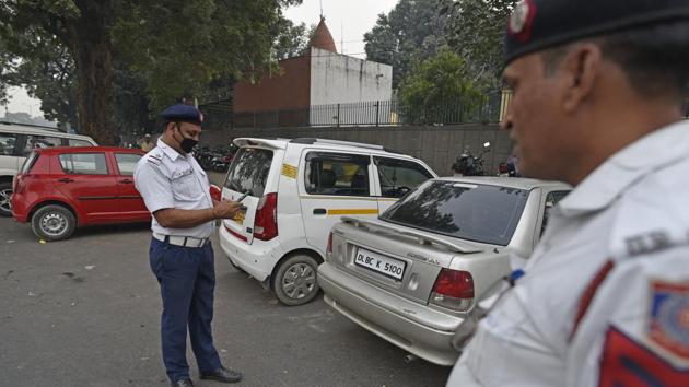As per existing rules, the fine for first violation for parking vehicle dangerously at public places is Rs 500 and Rs 1,000 for their next violation.(HT Photo)
