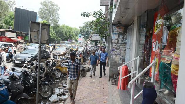 Vehicles parked on MG road, Camp in Pune. (SHANKAR NARAYAN/HT) Vehicles parked on MG road, Camp in Pune. (SHANKAR NARAYAN/HT)
