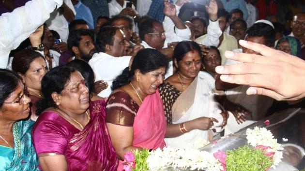 Kin of former Andhra Pradesh Assembly Speaker Kodela Siva Prasada Rao cry over his body in Hyderabad(ANI Photo) Kin of former Andhra Pradesh Assembly Speaker Kodela Siva Prasada Rao cry over his body in Hyderabad(ANI Photo)