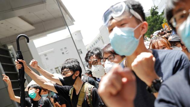 Lam’s response failed to assuage sentiments and an estimated two million people took to the streets on June 16 demanding her resignation and the complete withdrawal of the bill. With rising anger against the police, protestors blockade the police headquarters on June 21 (pictured here) demanding the exoneration of arrested protestors. (Tyrone Siu / REUTERS) Lam’s response failed to assuage sentiments and an estimated two million people took to the streets on June 16 demanding her resignation and the complete withdrawal of the bill. With rising anger against the police, protestors blockade the police headquarters on June 21 (pictured here) demanding the exoneration of arrested protestors. (Tyrone Siu / REUTERS)