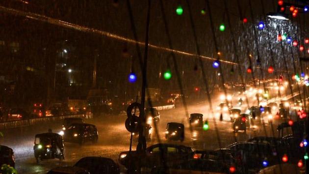 Moderate showers began across south Mumbai from 10.30pm onwards.(HT PHOTOS)