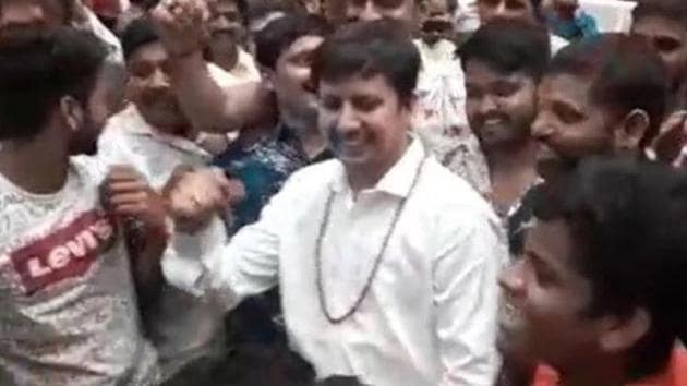 A politician, BJP MLA Akash Vijayvargiya, is caught dancing energetically to Bollywood song Nayak Nahi Khalnayak. A politician, BJP MLA Akash Vijayvargiya, is caught dancing energetically to Bollywood song Nayak Nahi Khalnayak.