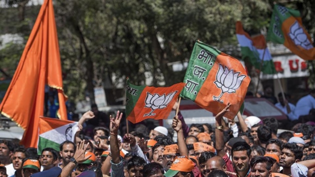 This triggered a war of words between Sena legislator Pratap Sarnaik and BJP legislator Narendra Mehta. (HT FILE) This triggered a war of words between Sena legislator Pratap Sarnaik and BJP legislator Narendra Mehta. (HT FILE)