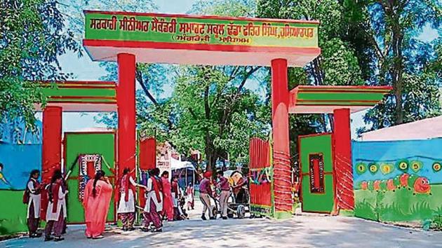 Government Senior Secondary School at Dadhe Fateh Singh village in Hoshiarpur district. (HT) Government Senior Secondary School at Dadhe Fateh Singh village in Hoshiarpur district. (HT)
